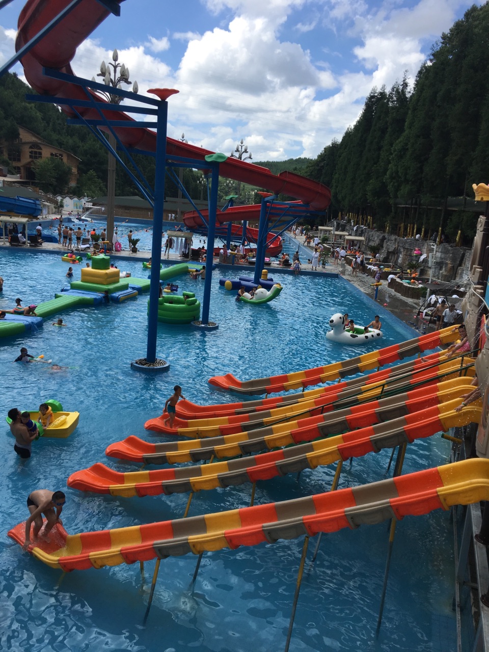 观山湖生态温泉水乐园
