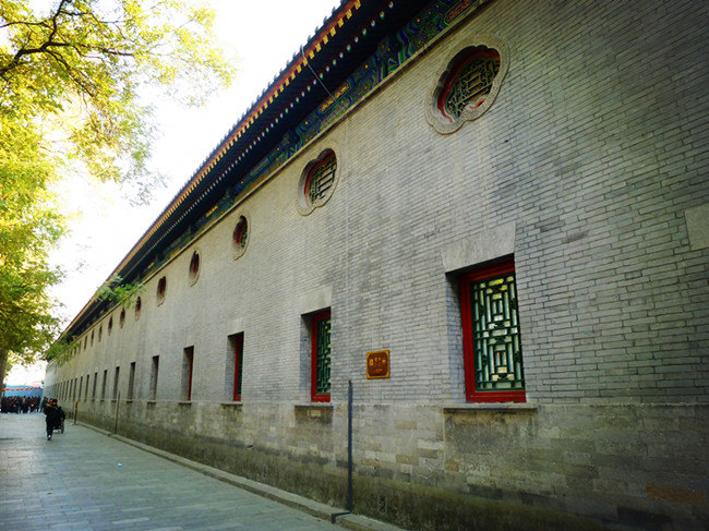 王府中随处可见一些欧式的风格建筑,尤其是那欧式汉白玉雕花门,将住宅