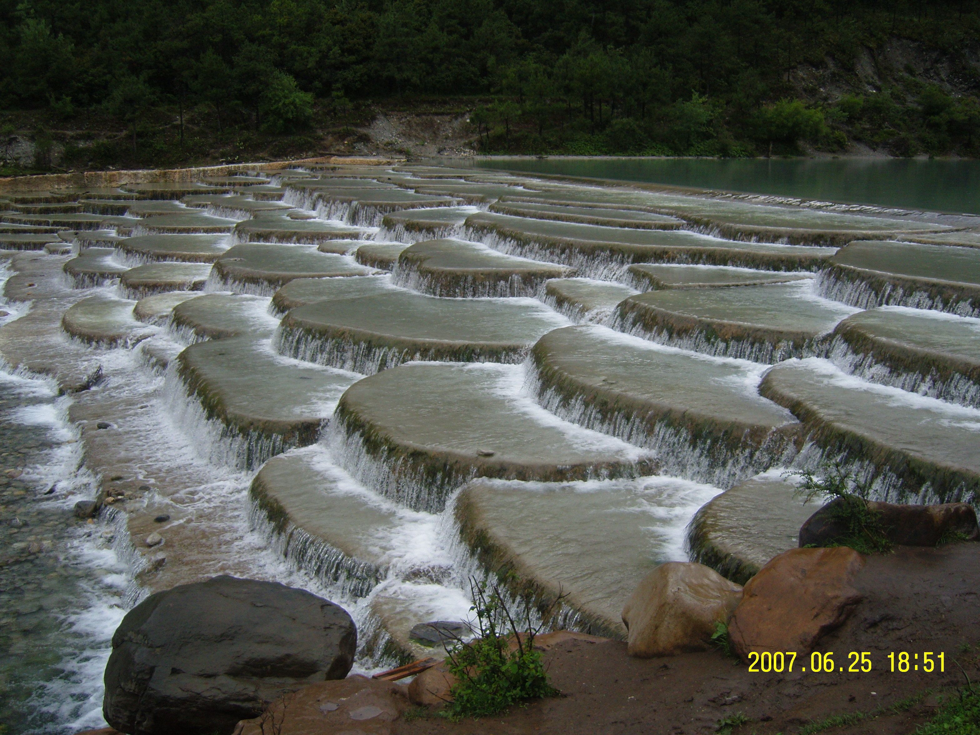 下了牦牛坪,我们又顺道去了也属于玉龙雪山景区的白水台,这里的景象