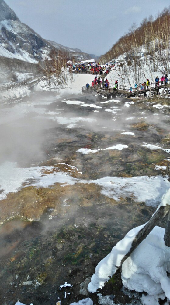 【携程攻略】长白山北坡聚龙泉景点,聚龙温泉群温热的泉水把白雪融化