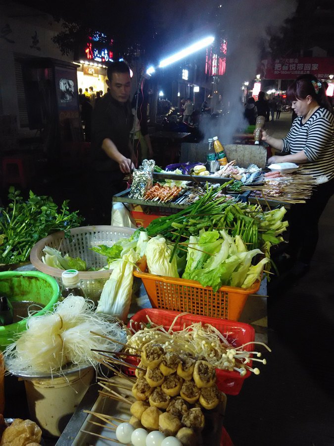 年初二,夜宵摊都营业了.