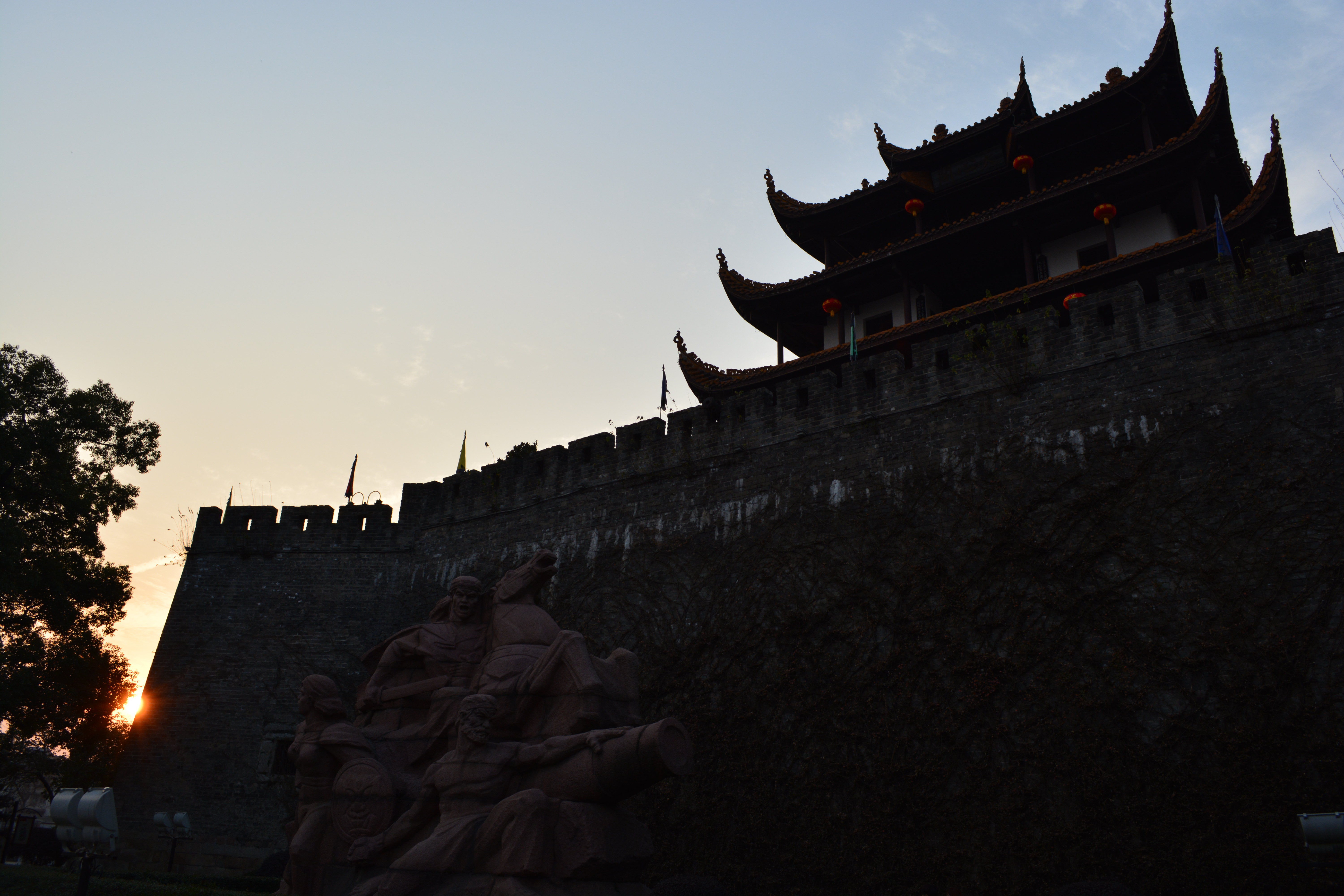                  夕阳下的古城墙