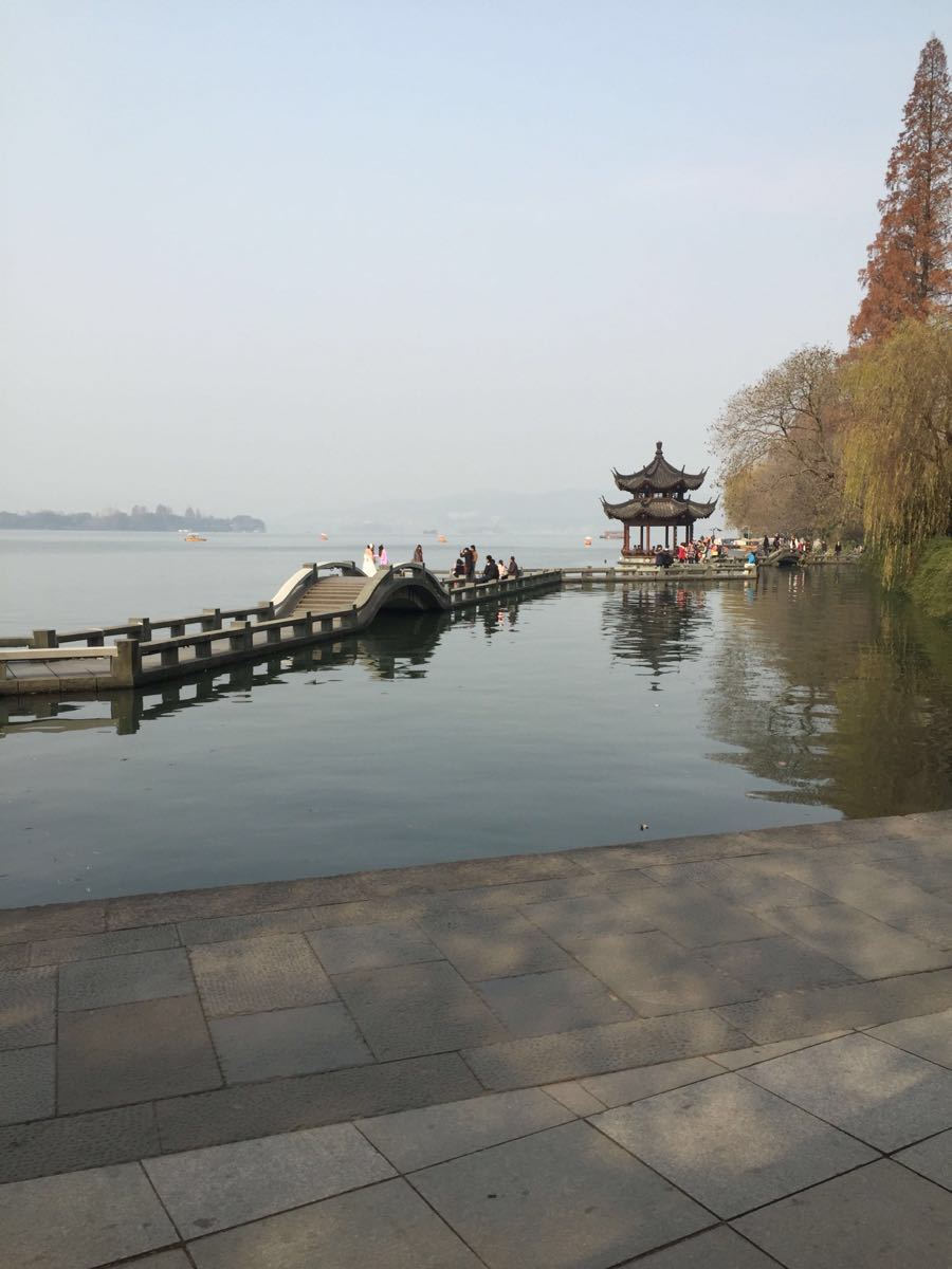 环绕西湖开一圈的观光游览车同时也听游览车喇叭里讲解西湖的十大风景