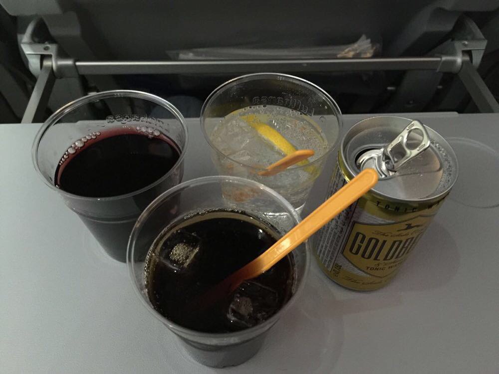 a380空客飞机上各种酒,一家三口的饮料