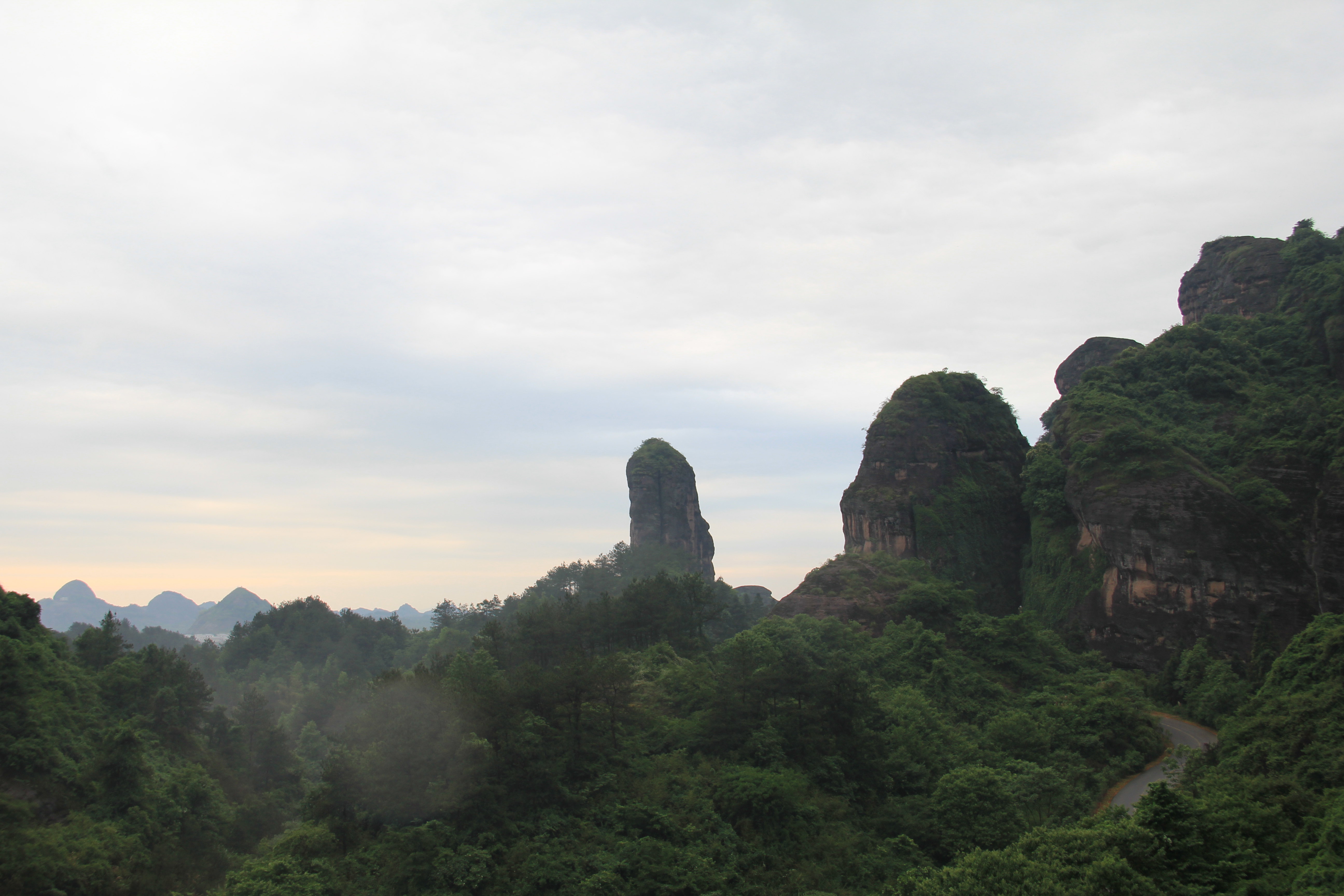 一柱擎天                                               龙虎山