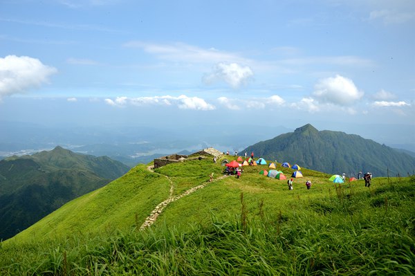 到达武功山最高石峰白鹤峰(俗称金顶),有很多驴友开始安营扎寨了,为第