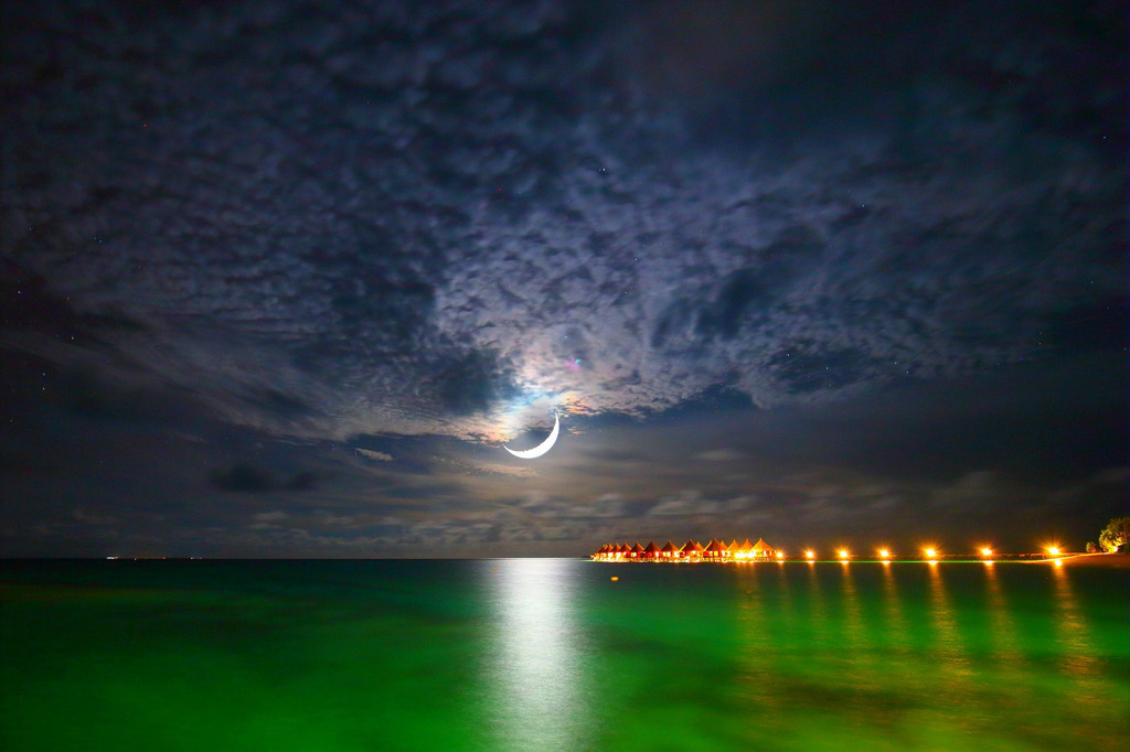 一轮弯月挂夜空,外国的月亮原来是长这样的,大开眼界了.