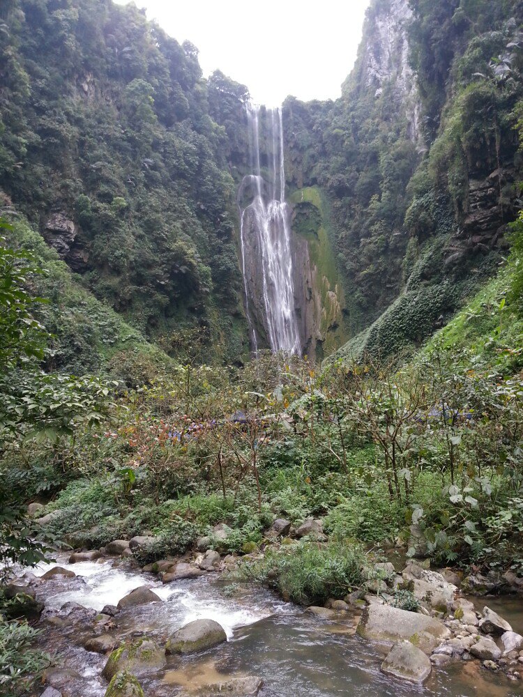 通灵大峡谷风景区位于靖西县城东南部32公里的湖润镇新灵村,古龙山