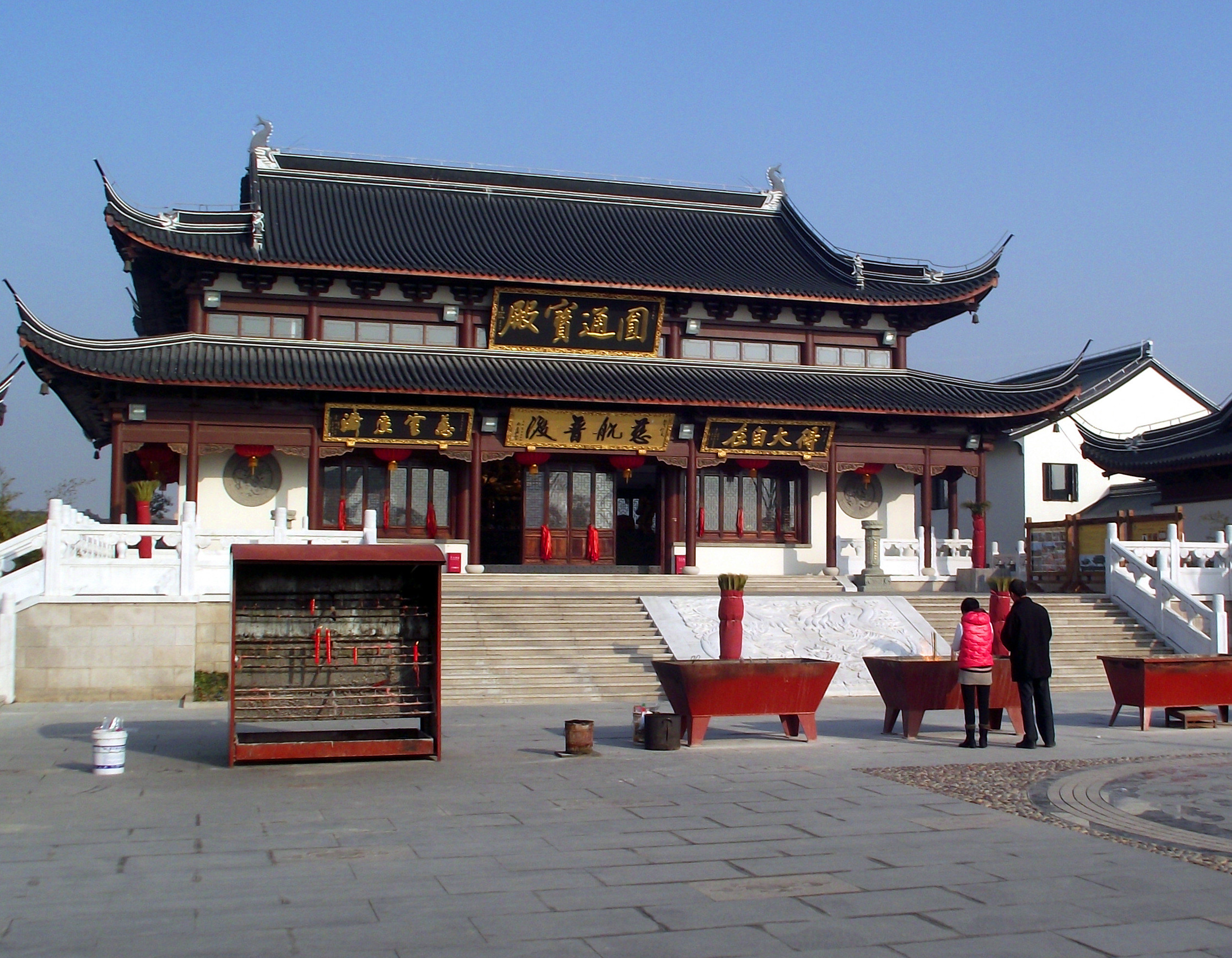 东海观音寺位于上海市南端,杭州湾北岸,奉贤海湾旅游区内.