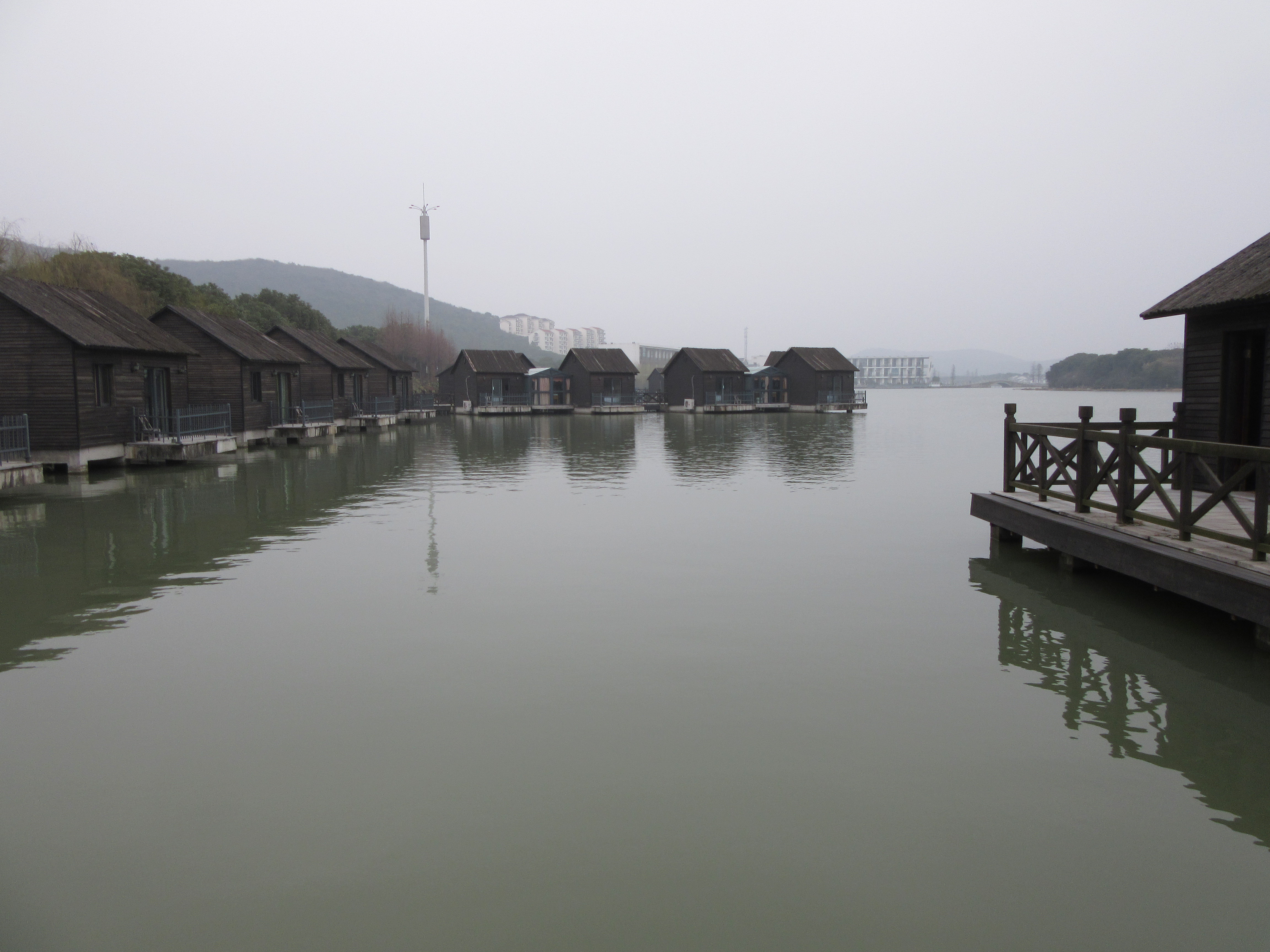 随手拍# 漂浮水面小木屋,阳台钓鱼竺山湖