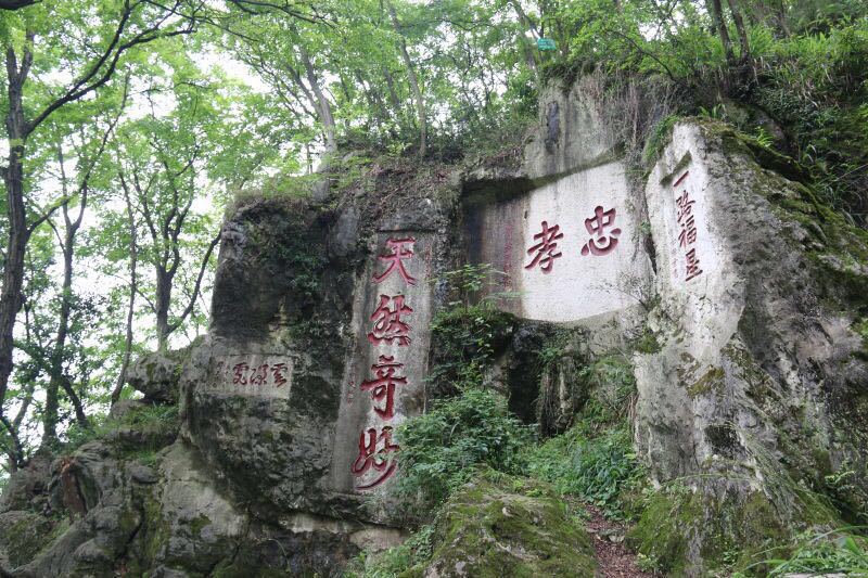 东山是贵阳城区周边比较好玩的景点,但入山之路却很难找,藏于栖霞路