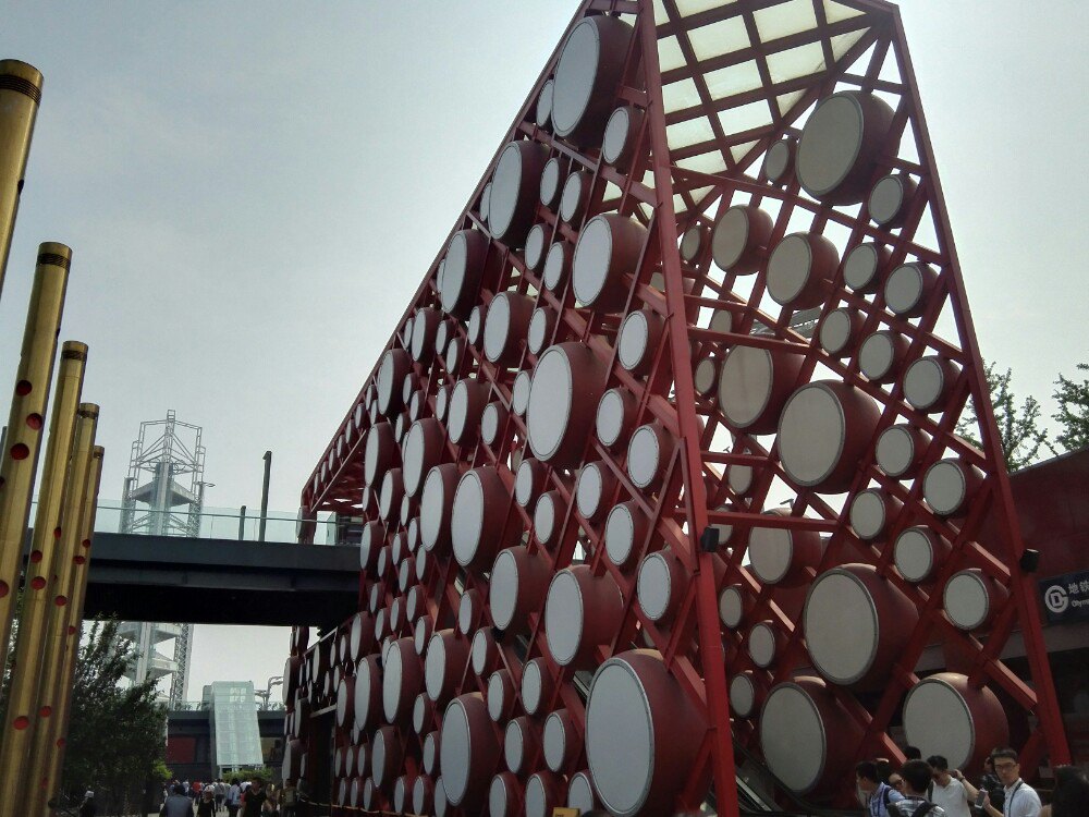 北京新奥购物中心购物,地铁奥林匹克公园站出来就是,一个下沉式的广场