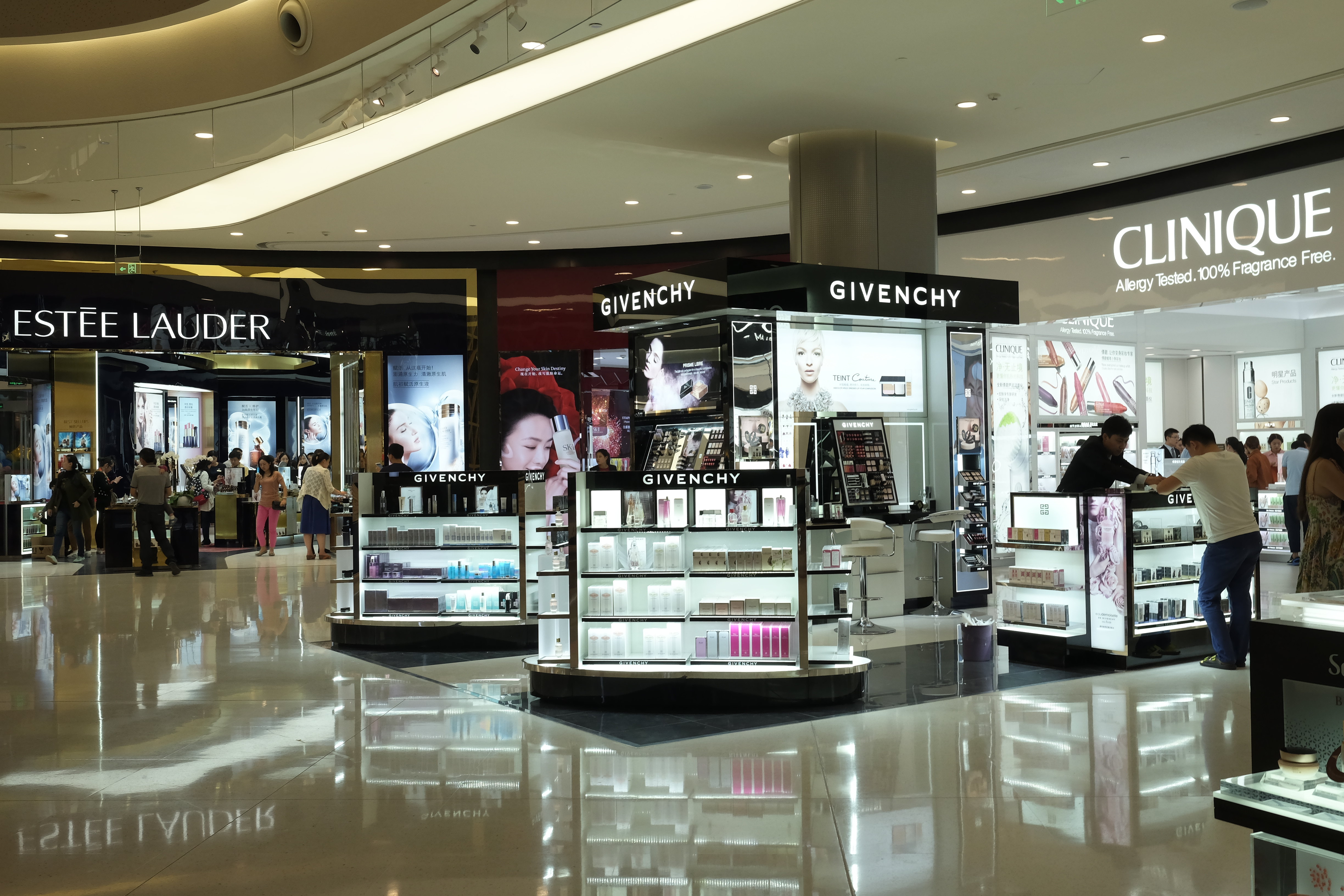 海棠湾免税店寄存行李收费吗