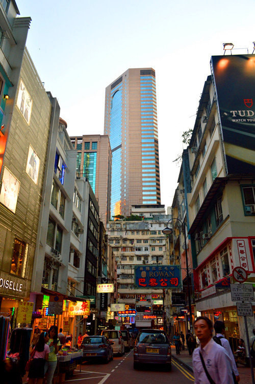 就算大夏天的也受不了 铜锣湾是很典型的购物商圈,但是放在香港就感觉