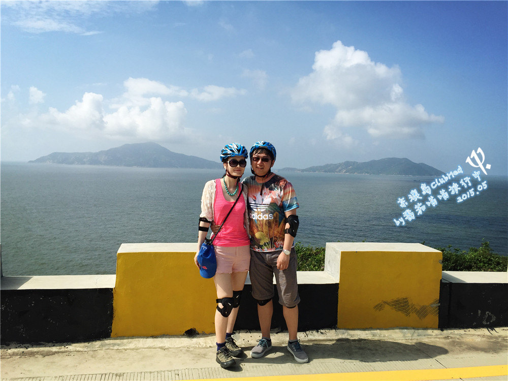 度假村和奢华空间主要区别在于:奢华空间的客人可以自由前往度假村,同时享用度假村的各种设施,而度假村的客人无法进入奢华空间,相对私密一些;奢华空间设有客房七十余套,全部面朝大海,附带超大的阳台,度假村开放后将有两百多套房间,部分房型为园景;奢华空间距离海滩和度假村步行大约要10-15分钟,但只要在大堂跟GO说一声,马上就可以安排酒店的专车往返于度假村和奢华空间,很方便,所以距离上不用有所顾虑;另外,奢华空间单独有一个酒吧,一个正餐餐厅,一个泳池,一个健身房,一个精品店,未来度假村的设施会更丰富,还会有专门