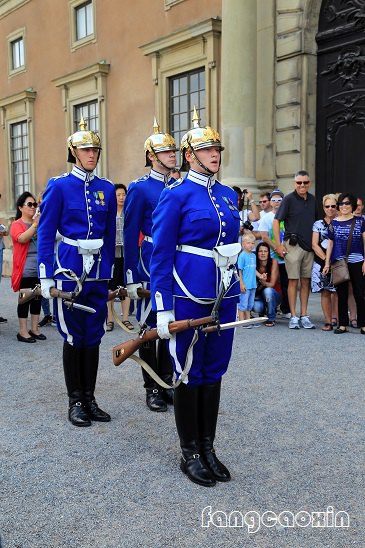 瑞典斯德哥尔摩王宫警卫换岗―飒爽女警卫