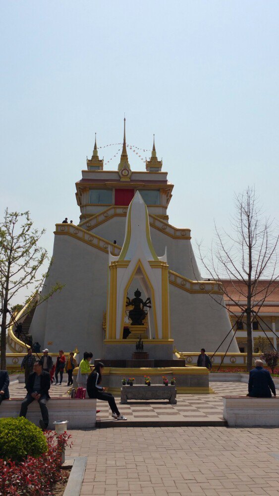 一座很古老的寺庙,非常值得一去,门票50元,学生、60岁以上老人半价。 在进寺后,左手边是国际佛殿堂,属于后建,从右边的正门是白马寺主建筑群,往正门走时经过荷花池,荷花开的正茂,仪态万千。正门有二座石马,现已经保护起来了,据百度资料是宋代的,不过于普通的马不同,这马看起来温柔和善。顺着大门走进内,是石碑和钟楼,天王殿、大佛殿、大雄殿、接引殿、清凉台和毗卢阁等,来这里必然要虔诚的拜拜,走在这里心情平静,脑袋放空,经过昨夜的大雨,天气也非常清新。一直记得百度上的照片齐云塔,从国际佛佛殿堂走出,顺着荷花池走,走