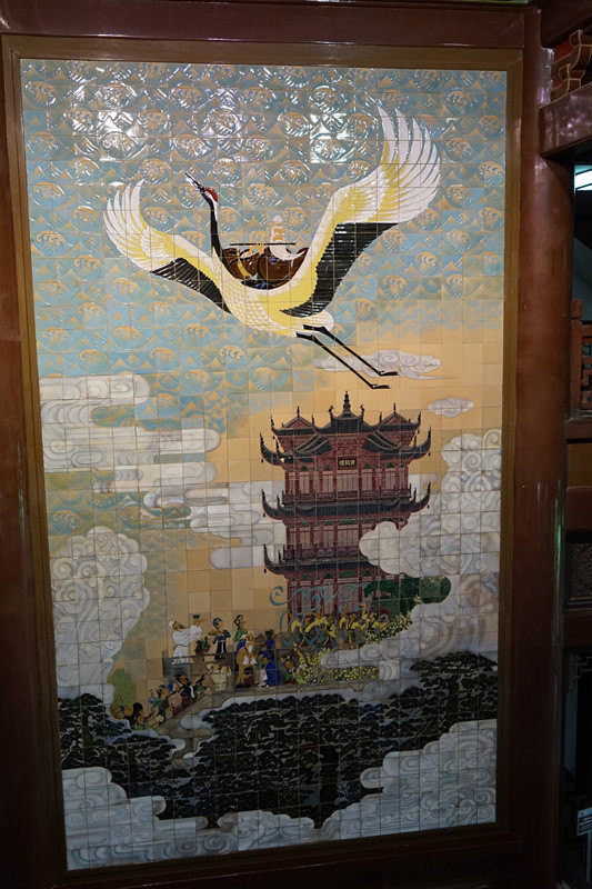 一层的陶瓷壁画白云黄鹤图仍然风彩依然,二层历代黄鹤楼模型也各具
