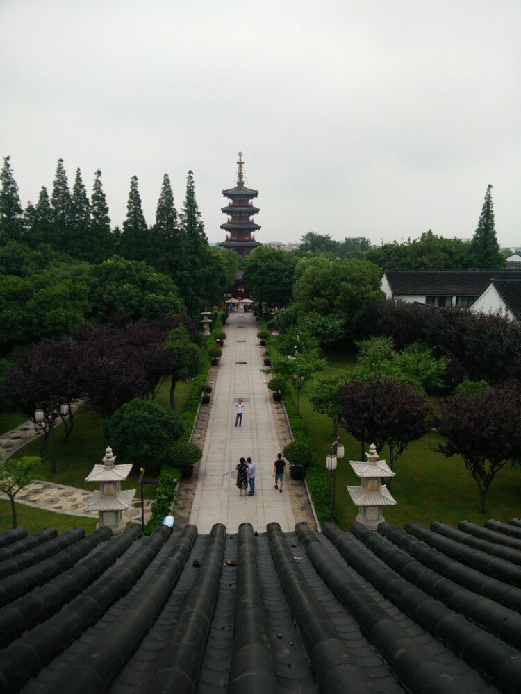 枫桥和寒山寺是两个景区,一进去很大一面墙都是枫桥把寒山寺也画进去