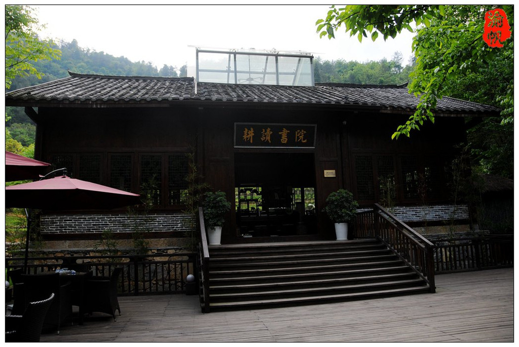 "中国人有入土为安的说法,所以土寨是不住人的,这只是一个耕读书院