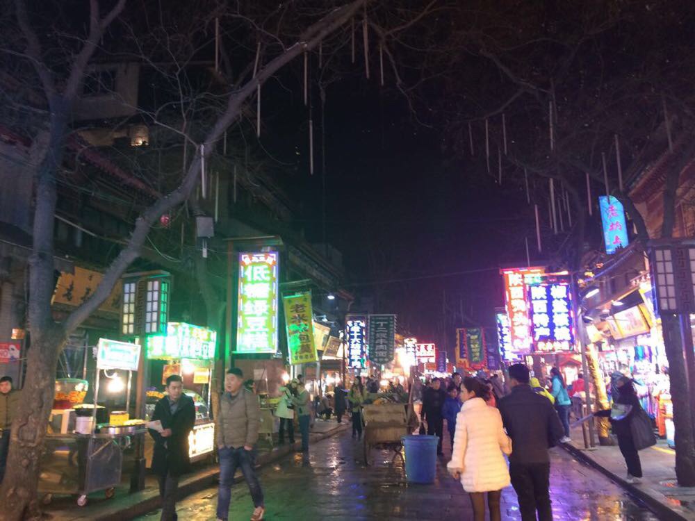 小结:本次旅行,一共历经5天,西安实际玩耍3天,火车来回。 车票:约200元。 住宿:约150元。 门票:约160+60=220(电子讲解费) 车费:约50元。 吃饭:约200元。 其他零用:150元。 总计:约1000元左右。 注意:1,晚上的钟楼一定要看看,回民街也可以逛逛。 2,坐车去兵马俑的时候,一定要做正规的国营公交,游5,不要被人忽悠去做私人的,即使他们穿着黑色的类似警服的衣服,请注意辨别。