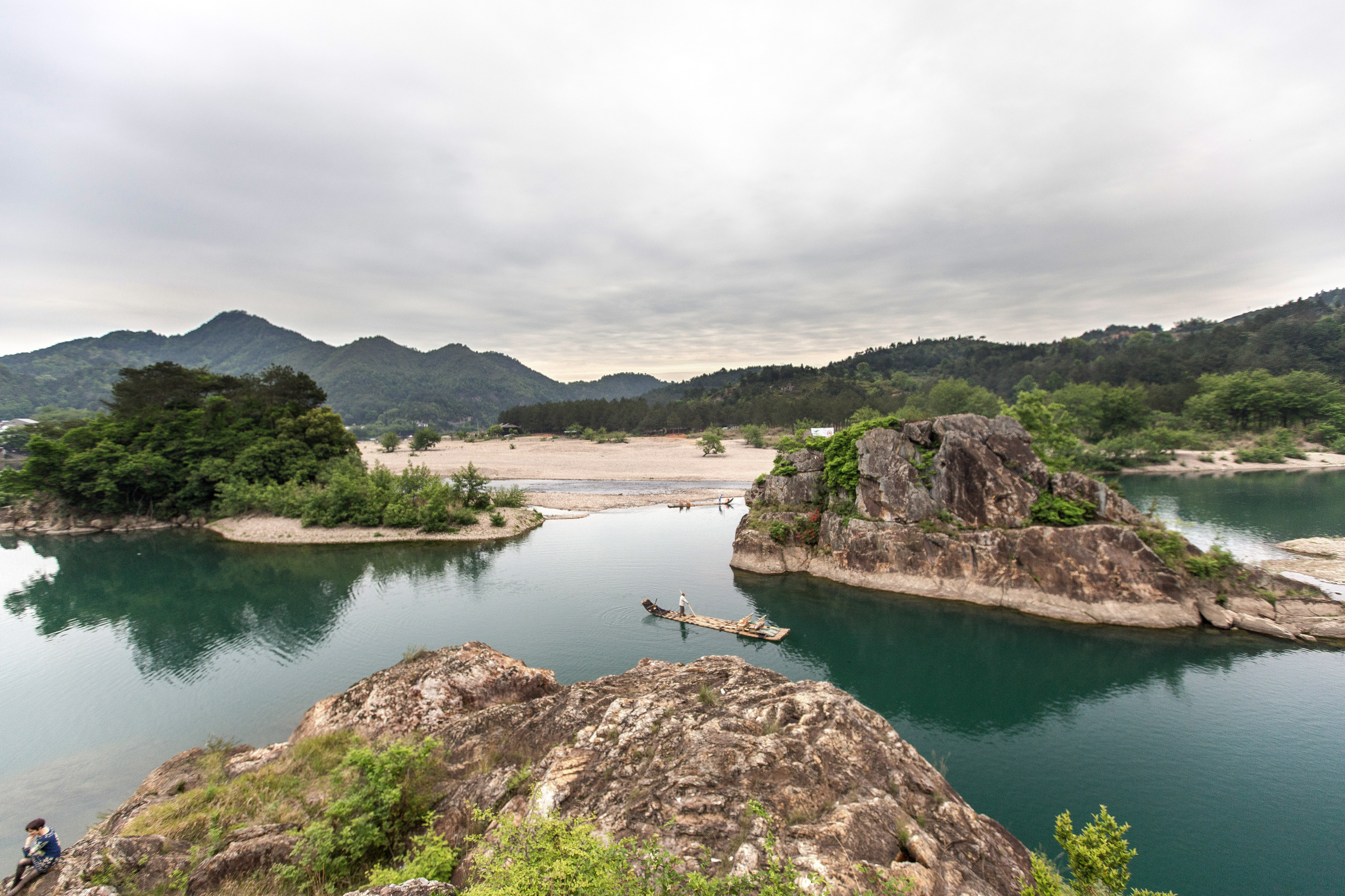 狮子岩位于大楠溪景区,是岩头镇下日川村前潭中的两座小屿,站岸边