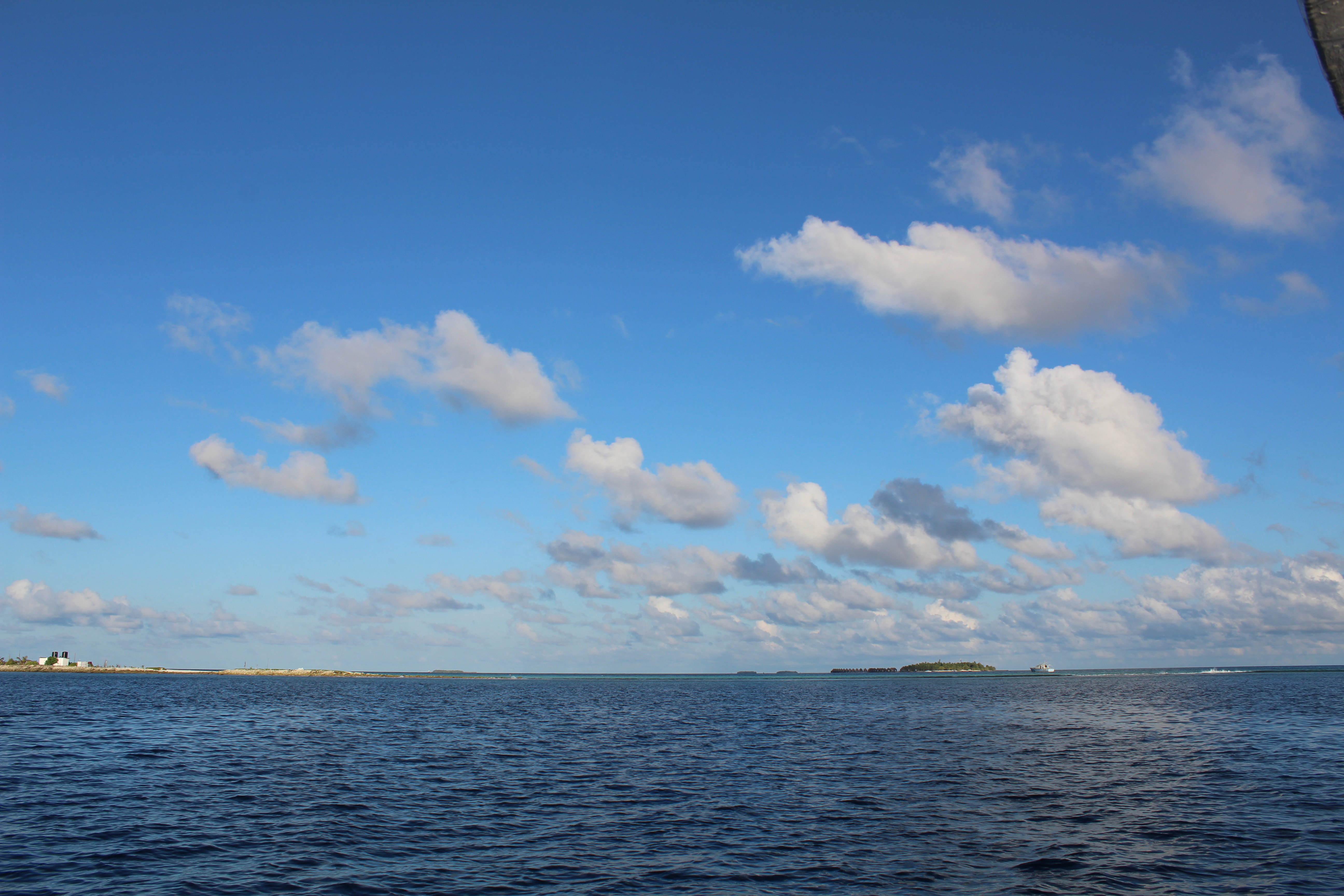                  海面风平浪静