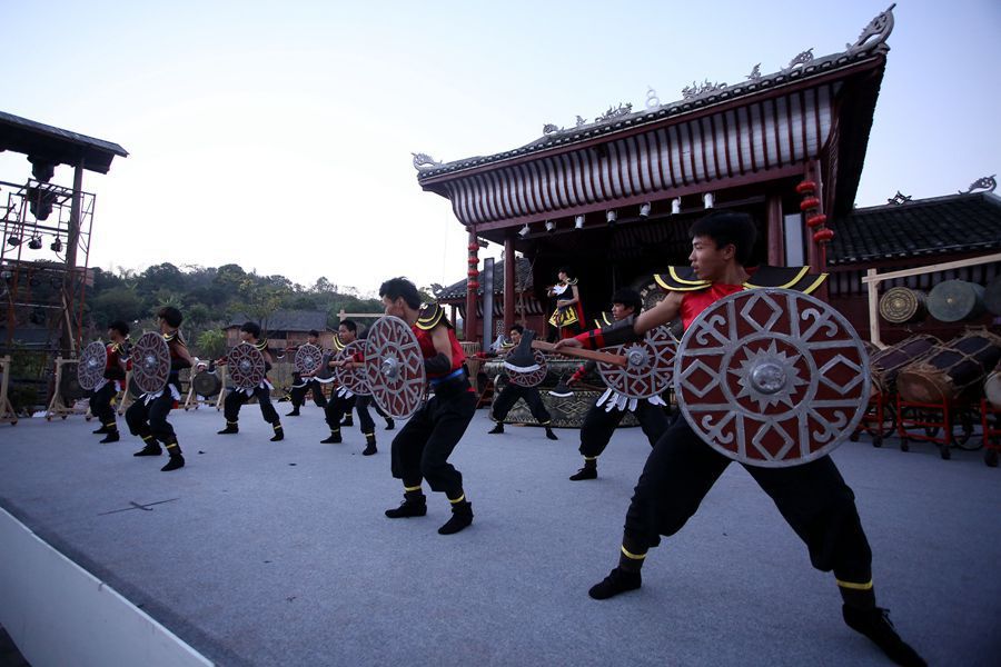 到广西民族村观大型乐舞剧《铜鼓台》 图文:刘国雄 到广西旅游的朋友大部分都知道大型实景演出印象刘三姐,而南宁一直没有这样的演出,终于,在新年来临之际,我们可以在广西民族村看到一场大型乐舞剧《铜鼓台》,而且是以后都常年演出,该剧以广西民族传奇故事为创作蓝本,汇集广西民族歌舞、民族音乐、民族戏剧、民族杂技之精华,让游客深入感受广西民族风情,领略八桂文化。
