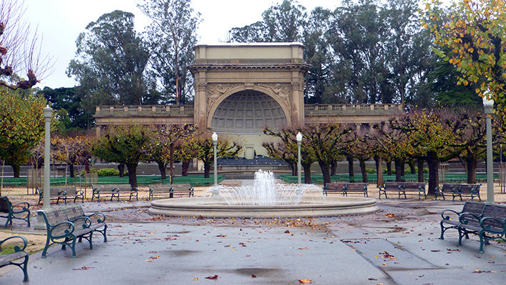 市中心坐5路到八街,下车不远就是金门公园(golden gate park).