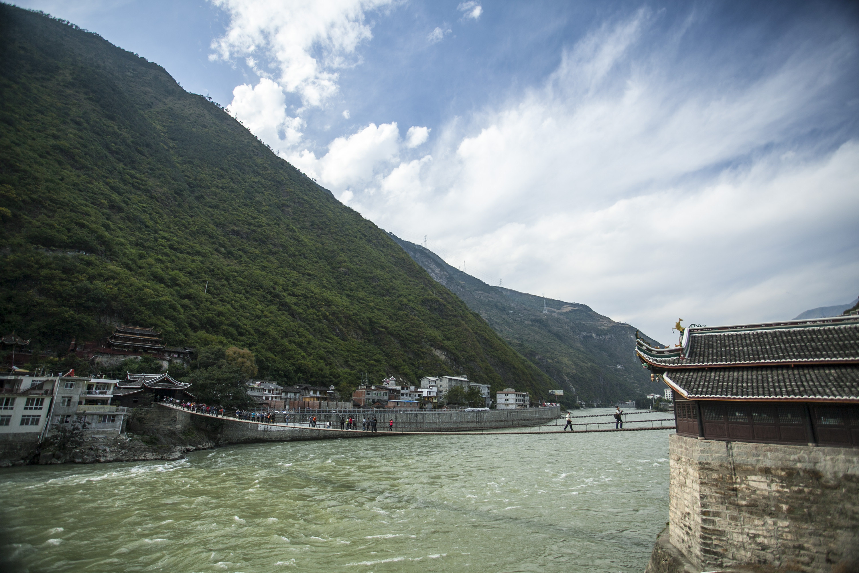 泸定桥位于四川省泸定县,为横跨大渡河的铁索悬桥,始建于清康熙四十四