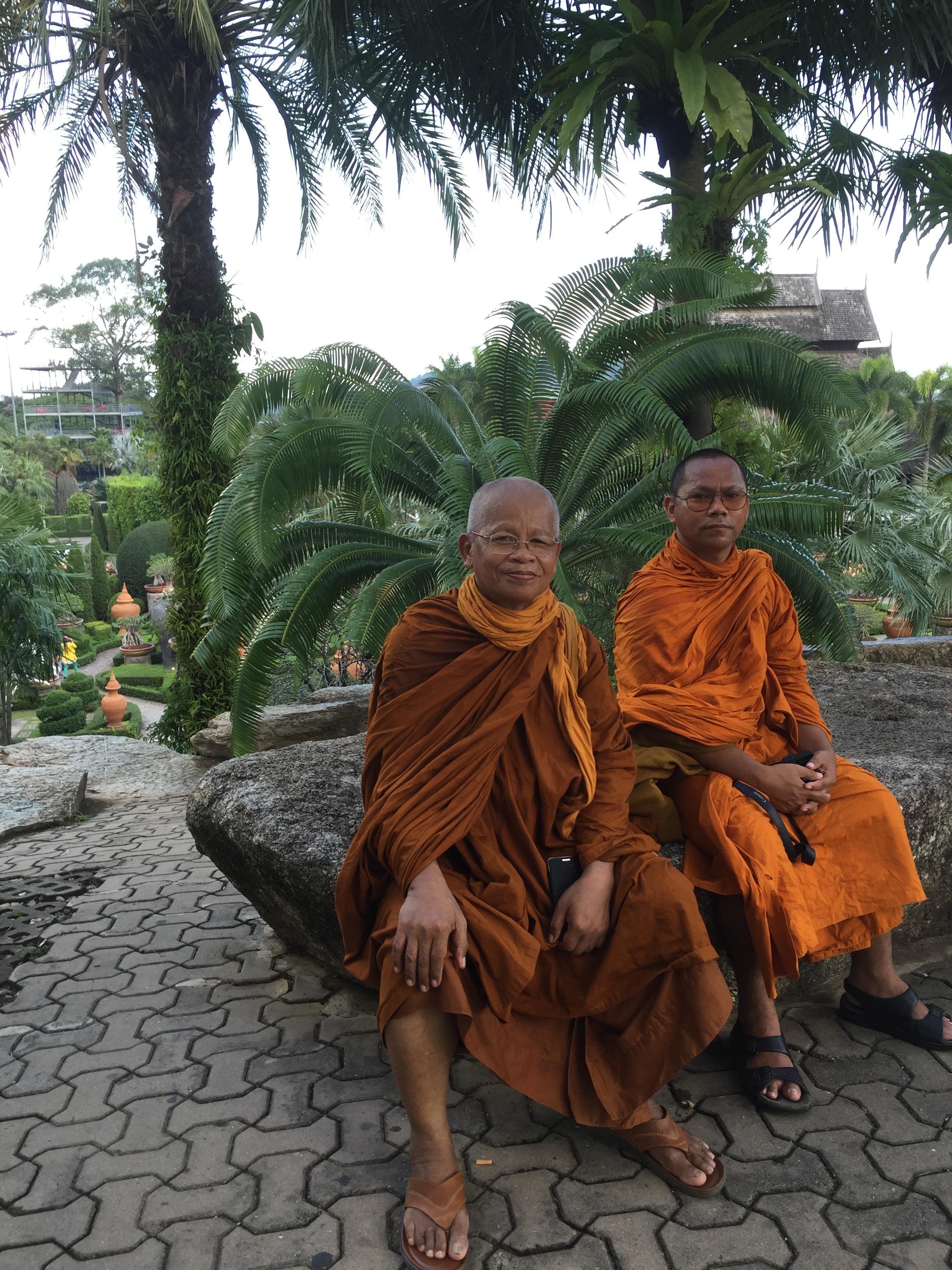        在泰国随处可见的寺庙僧人