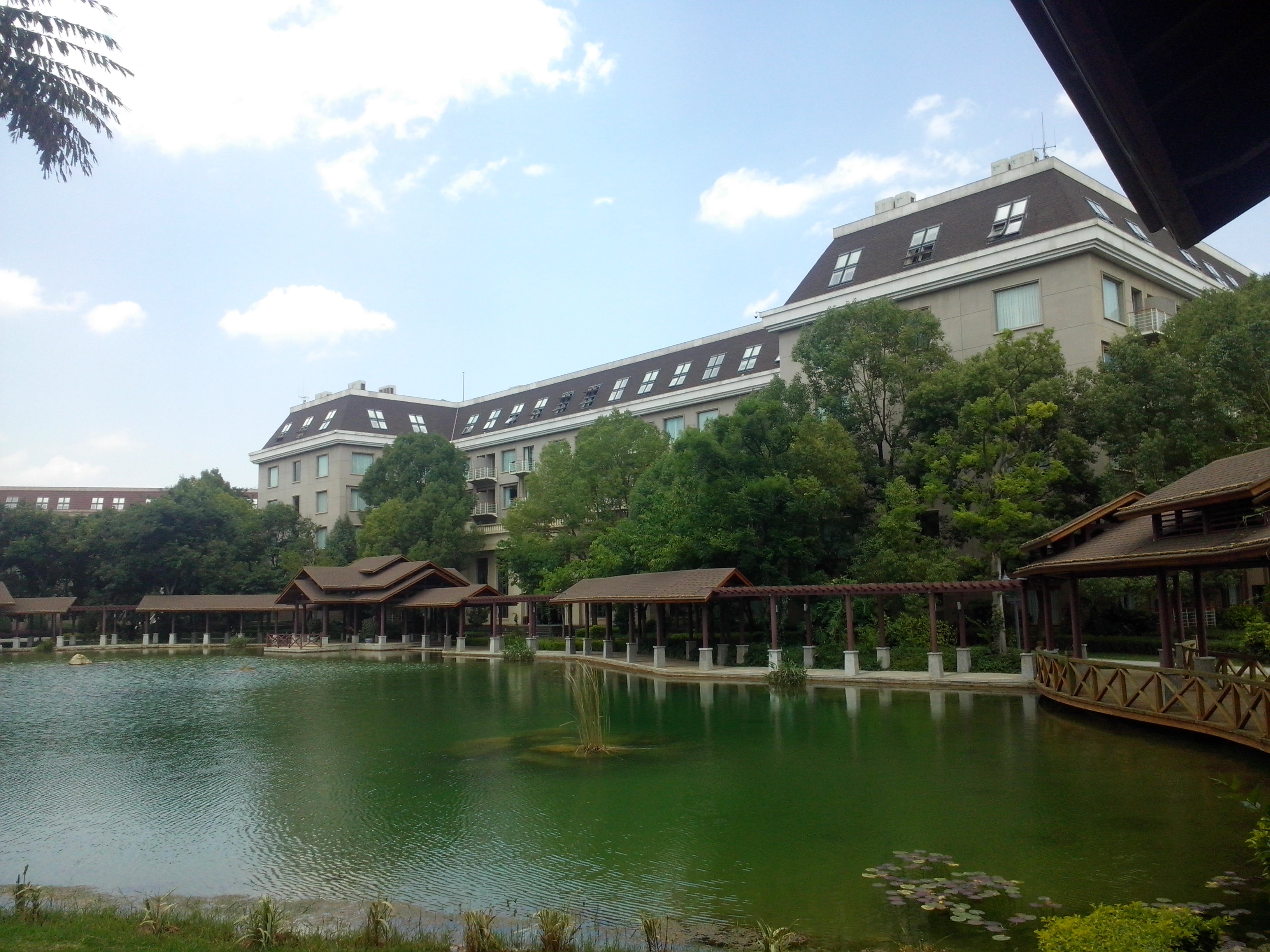 湖泉酒店                            