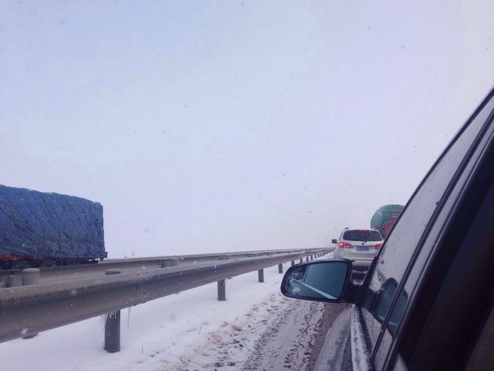 途中遇大雪天气,堵车很严重,目睹了数十起车祸,因此也耽误了不少时间