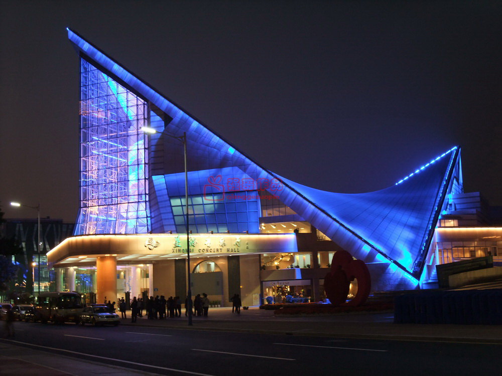 星海音乐厅位于广州二沙岛,造型奇特的外观,富于现代感,犹如江边欲飞
