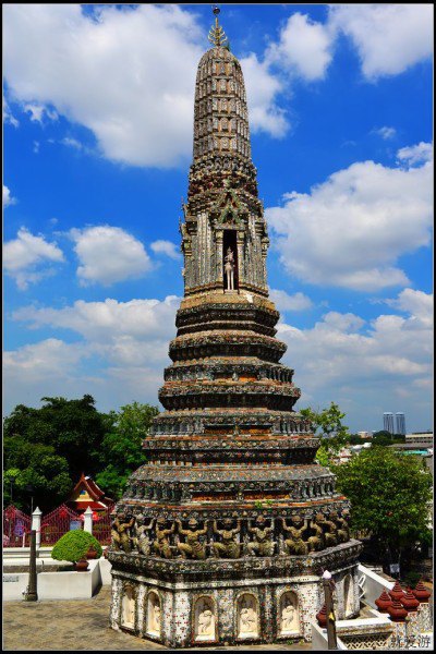 郑王庙高耸的大佛塔四周还建有四座环抱的小佛塔,这是其中的一座小塔.
