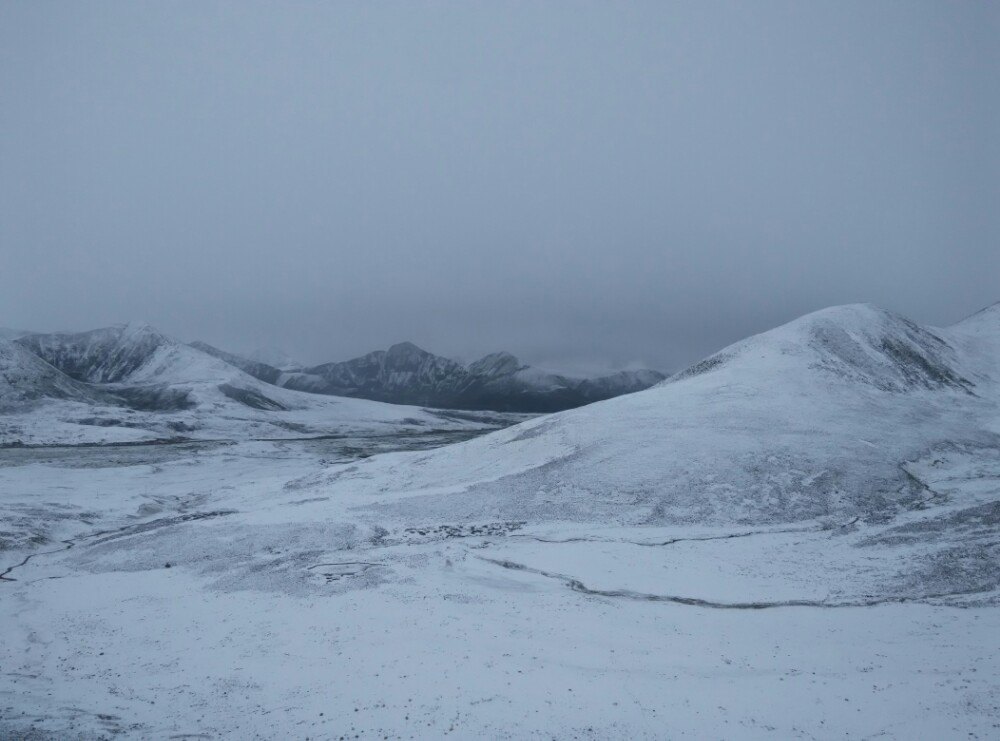六月的今天,我在西藏某处观雪景,受寒冷,!你呢?