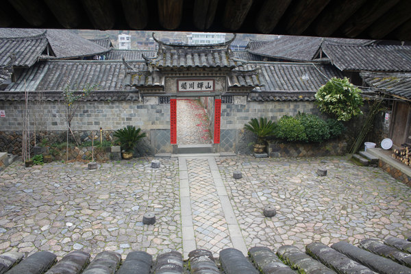 胡氏大院位于浙江省泰顺县雪溪乡桥西村,当地亦称石门楼.