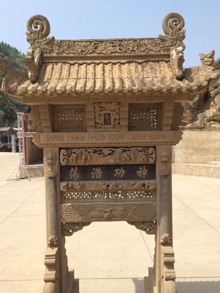 九潭连环,泉流活跃,俗称九龙潭,明朝正德年间(1506-1521)因修建起龙王