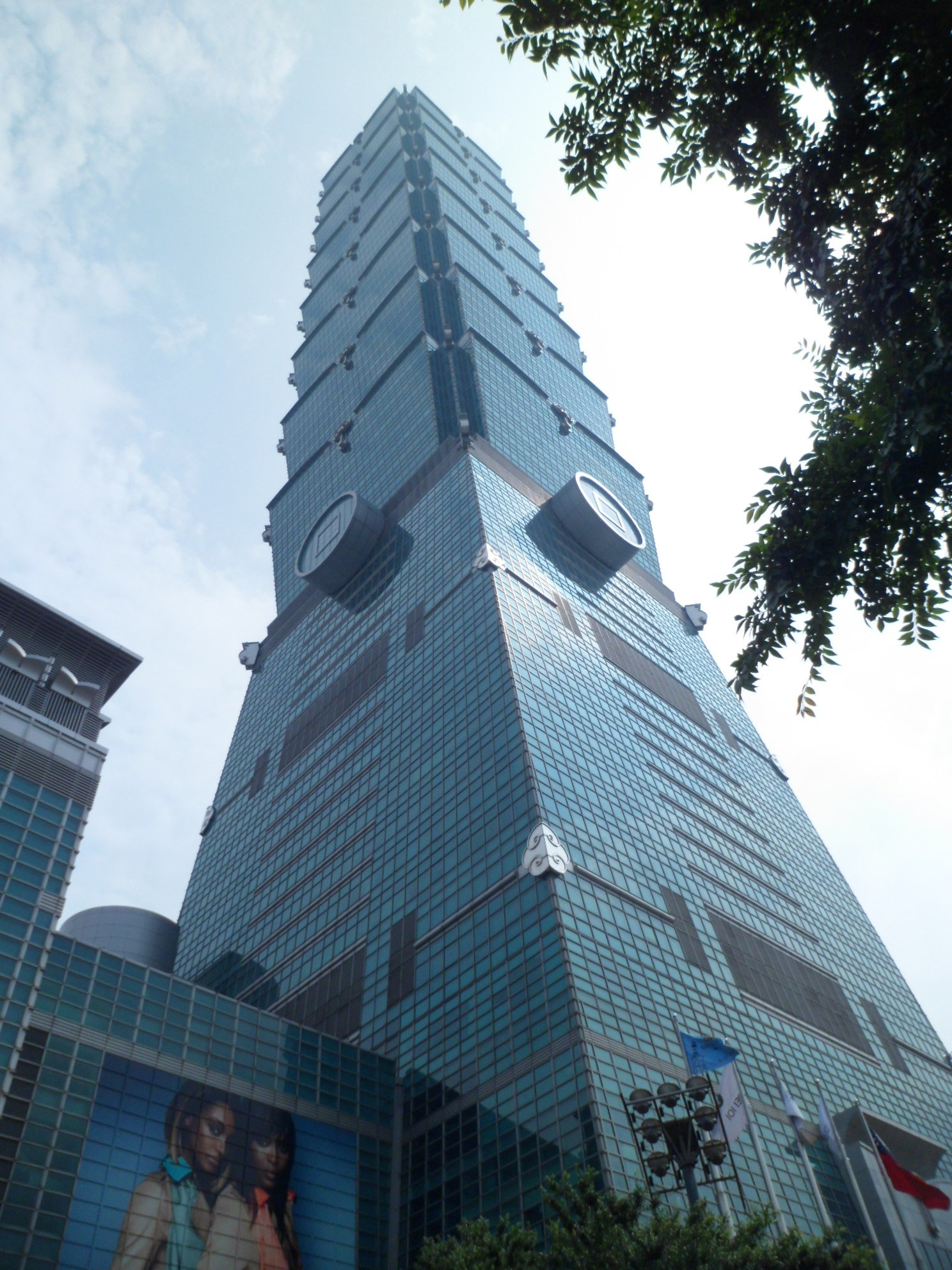 101大楼是台北最显眼的地标性建筑,全球第四大高楼。它包含了美食购物中心、观景餐厅、室内室外观景台等几大部分。101即代表了大楼共有101层楼,也代表超越满分更上一层楼,0与1的组合也彰显着大楼的高科技视野。在这里,你可以恣意品尝一次米其林三星级美食,可以选一件国际知名的大牌手表或者包包,当然也有许多平价质优的时尚服装、彩妆和配饰。高雅舒适的购物环境,你每进一家店都会有鞠躬和你说谢谢的导购小姐,总是让购物变得十分愉快。到了夜晚,不如干脆坐观光直梯登上89层观景台,只需要500新台币。俯瞰观景,整个台北仿佛
