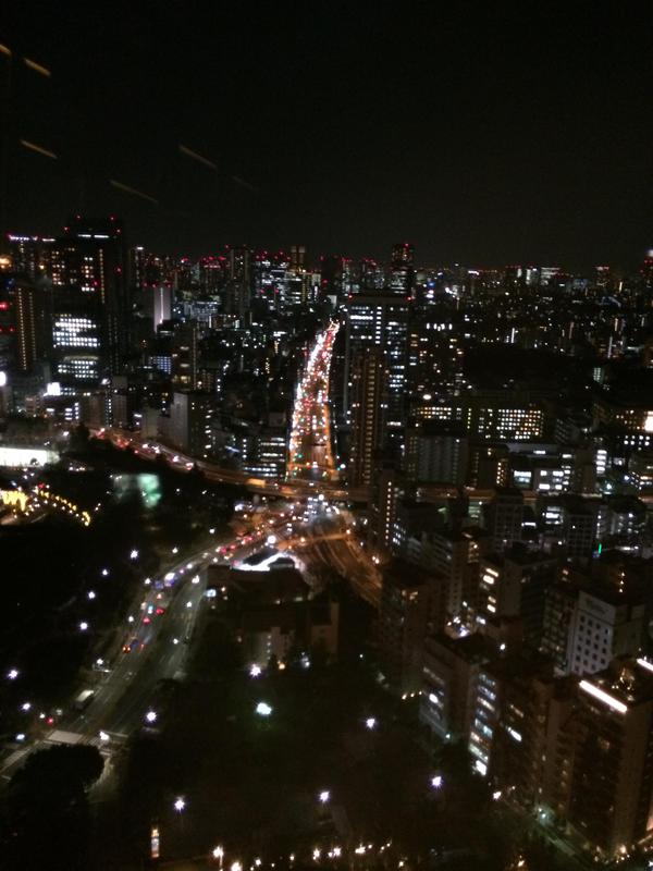 夜晚的东京的车流.