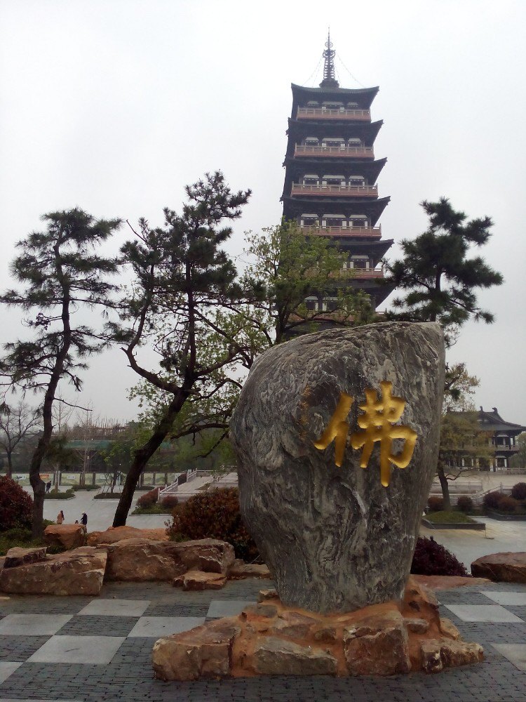 第二天新春三月下扬州之大明寺、蜀岗:大明寺位于蜀冈瘦西湖风景区,曾是鉴真居住和讲学之所,古有扬州第一名胜之说。初建于南朝宋孝武帝大明年间(457-464),故称,清称法净寺,咸丰三年(1853年),毁于太平军与清军之战火,同治九年(1870年),盐运使方浚颐重建,后来几经重建和维修。
