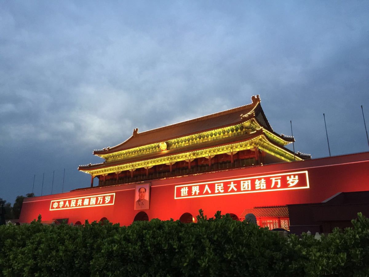 前几天出差乘车路过天安门广场,天空很蓝,广场很干净。
明清时期,天安门广场是北京紫禁城正门外的一个宫廷广场,东、西、南三面用围墙围成一片普通百姓不可进入的禁地。广场北起天安门,南至正阳门,东起历史博物馆,西至人民大会堂,南北长880米,东西宽500米,面积达44万平方米。