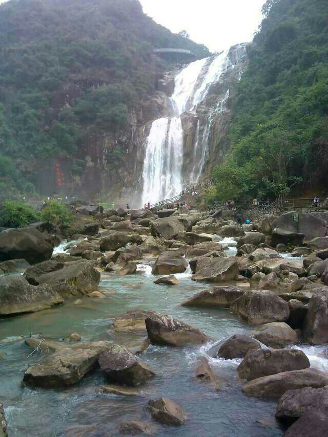 【携程攻略】丰顺龙归寨瀑布景点,瀑布很壮观,青山绿水,风景优美,天然