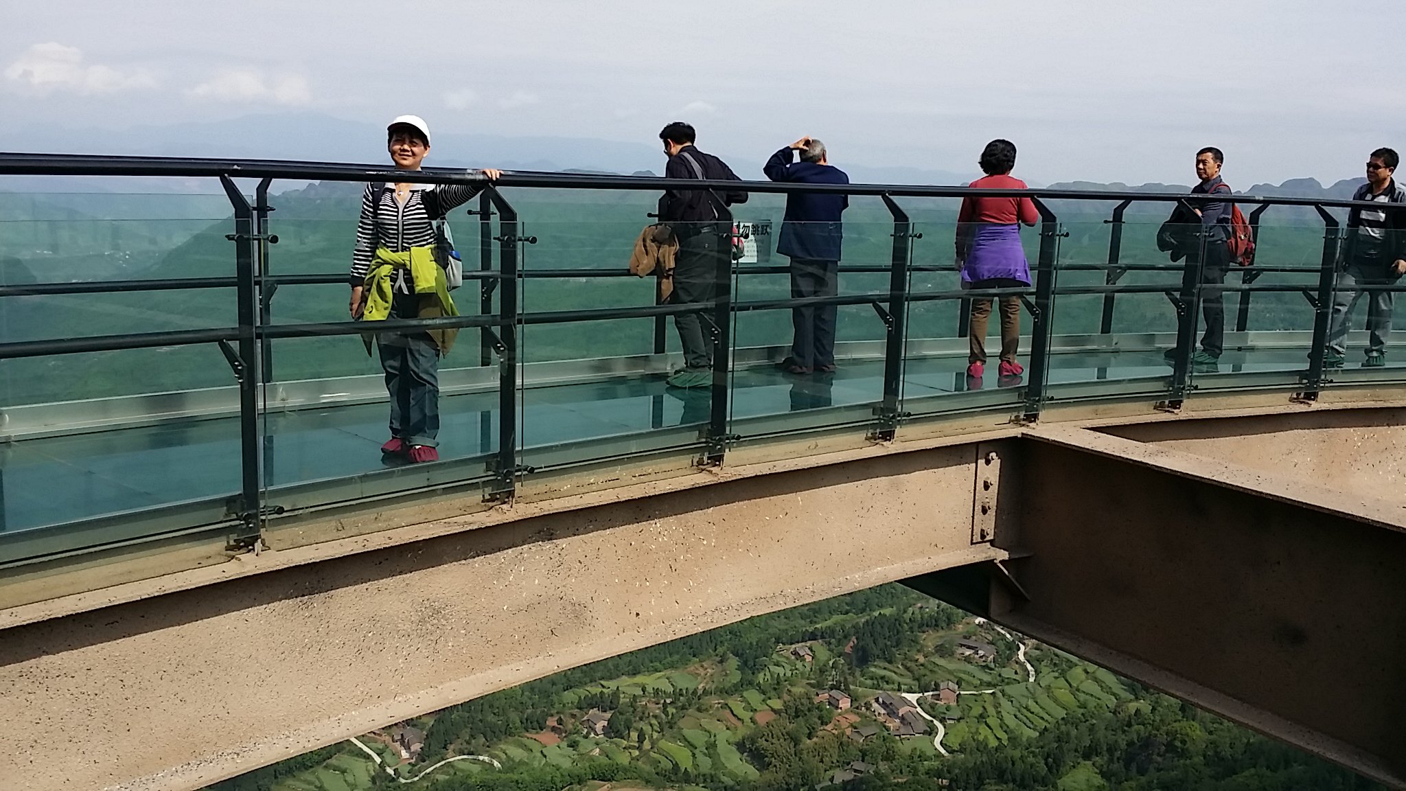 观景台距崖底高约150米,是全钢结构桥,桥面铺有高强度玻璃面层,朝下