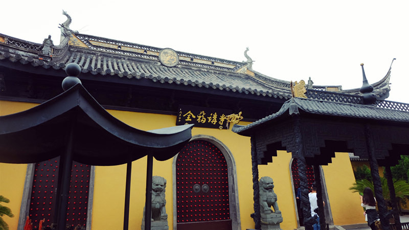 全福寺很大,可是感觉没有什么香火的气息,建筑感觉都很新,游客也非常