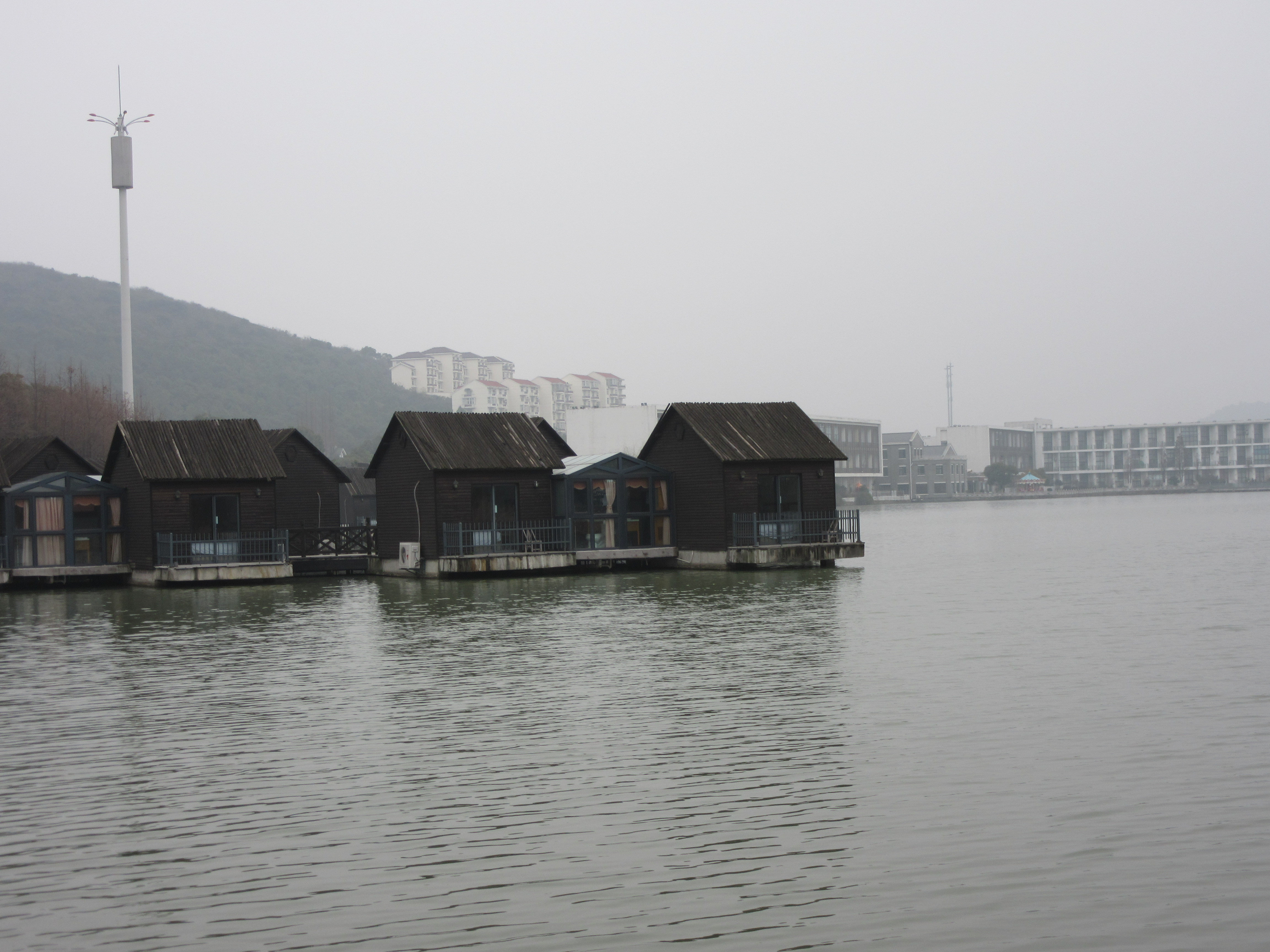 随手拍# 漂浮水面小木屋,阳台钓鱼竺山湖