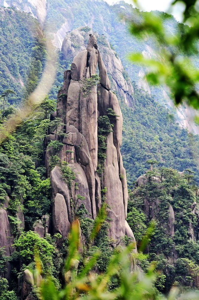 眺望绵延的重山峻岭,层层叠叠到天边.