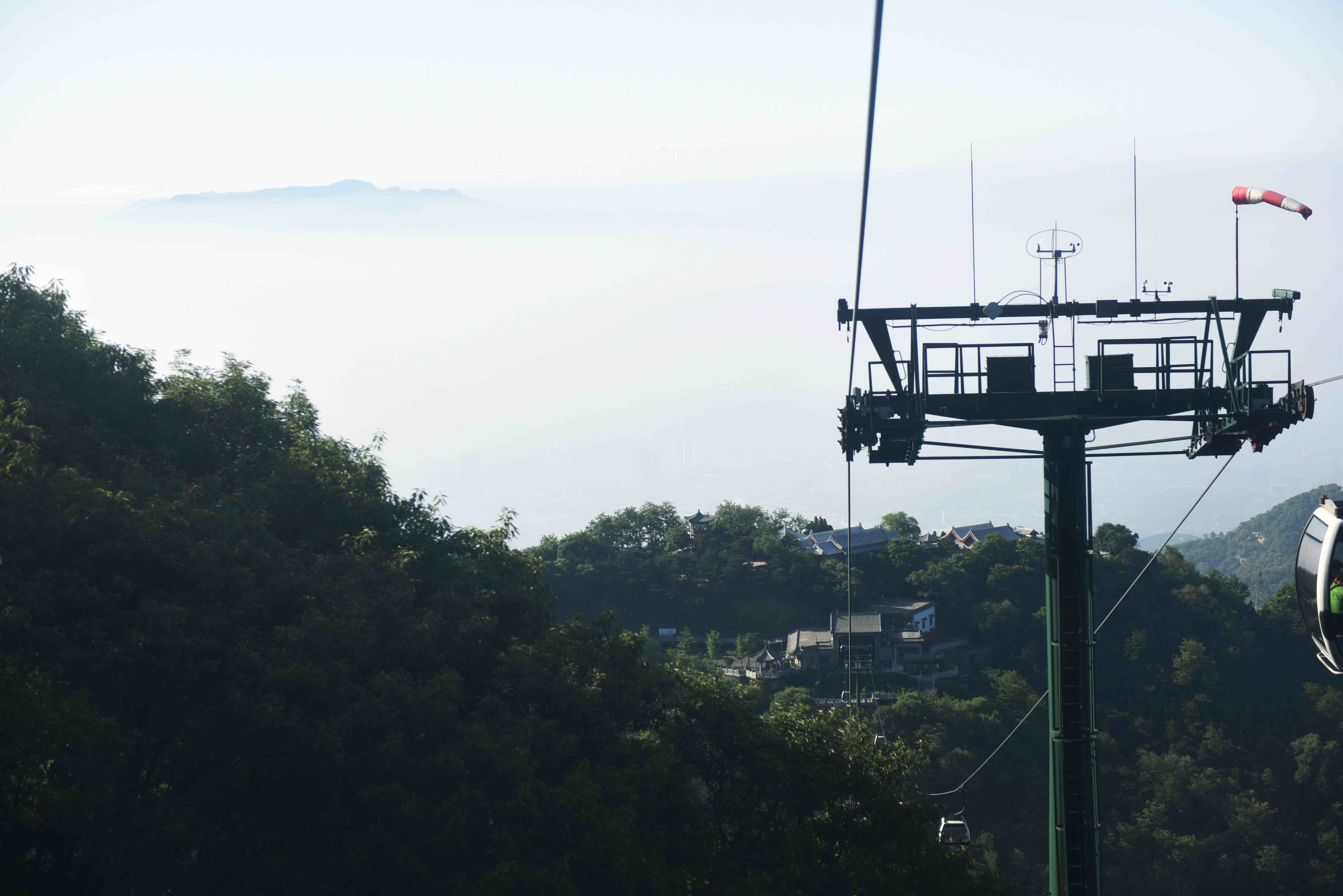 旅游目距地: 泰山。 年初,我们去了成都、重庆、三峡。我个人去了云台山、嵩山。老伴腿不好,脚力不行,一说爬山便摇头,我这次动员她坐车、乘索道上山才算同意。下山步行,本来说好徒步十八盘。结果,到了中天门才一点半,坐车下去太早,临时起意步行到红门,这段路真的不短,走了三个多小时,腿都走瘸了,回到家,腿疼了两天才好。冲动是魔鬼呀。 线路安排: 北京-----泰山;单一景点,直去直回,基本是一日游。 交通安排: 2015.