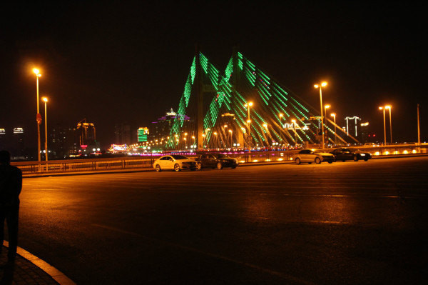 晚饭后 松花江 沿江路 观夜景 .