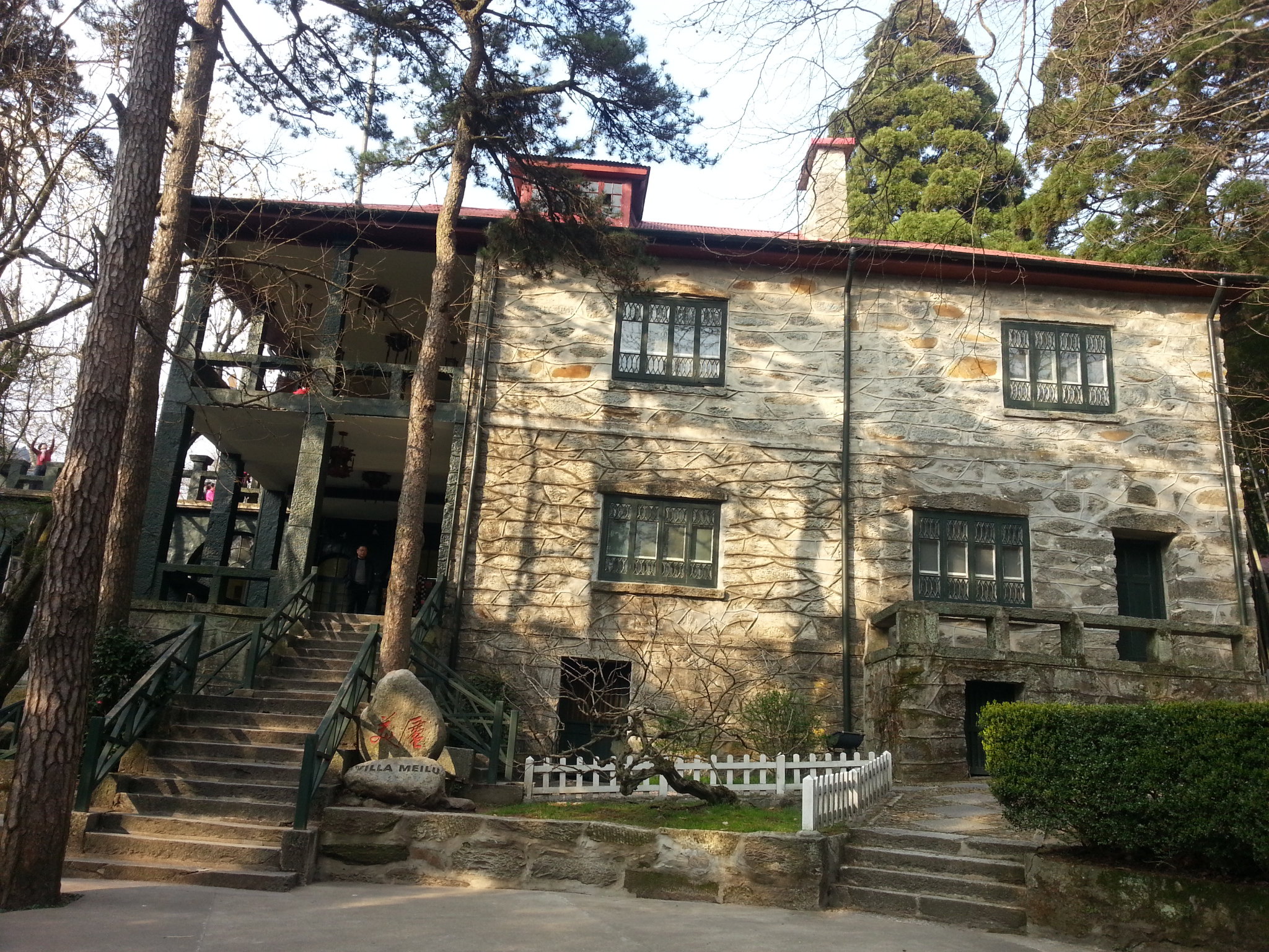 下来直接坐观光车来到下个景点 美庐 步行就能走到老别墅景区 庐山